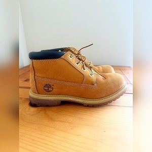 Timberlands, mid cab boots
